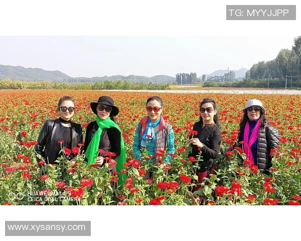 三个足球明星欢聚一堂共享快乐时光笑声不断引发热烈讨论