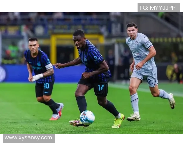 卢卡在绿茵场上的精彩瞬间高清足球明星图片分享